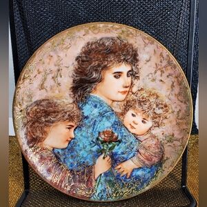 Edna Hibel Mothers Day Plate 1990 Elizabeth, Jordan & Janie Edwin M Knowles
